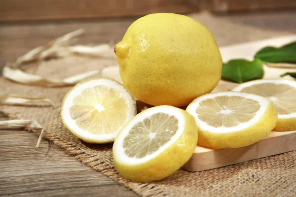 Slices Fresh Lemon Fruit Cutting Board — Stock Photo, Image
