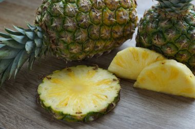 Masanın üzerinde ananas dilimleri