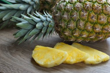 Masanın üzerinde ananas dilimleri