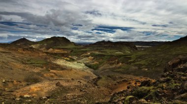 Vadi küçük gökkuşağı dağlar ve yeşil tepelerin çevresinde volkanik toprak üzerinde iz Reykjavegur backcountry İzlanda'daki hiking ile mesafe ile. Reykjanes Yarımadası.