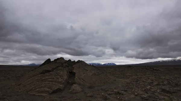 冰岛内陆高地 F35 背乡公路 F35 沿线的熔岩场上的裂缝 — 图库照片