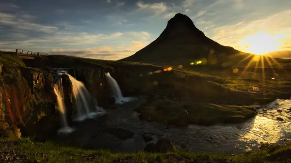 Kirkjufellsfoss Vízesés Előtérben Kirkjufell Hegyi Háttérben Néhány Nap Bokeh Alatt — Stock Fotó