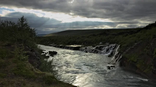 Langere Blootstelling Van Hraunfossar Waterval Hvita Rivier Met Bewolkte Hemel — Stockfoto