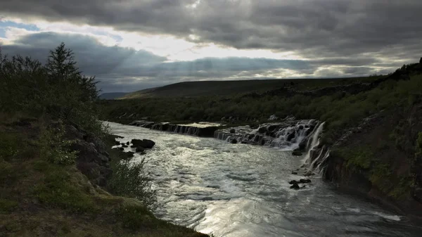 Μεγαλύτερη Έκθεση Του Hraunfossar Καταρράκτη Στο Hvita Ποταμό Συννεφιασμένο Ουρανό — Φωτογραφία Αρχείου