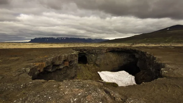 在冰岛内陆高地阴云密布的天空中 苏特舍利尔熔岩塌陷 — 图库照片