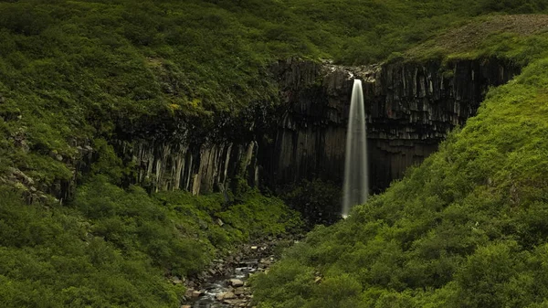 Hosszú Expozíció Svartifoss Vízesés Távolság Víz Fölött Bazalt Oszlopok Alá — Stock Fotó