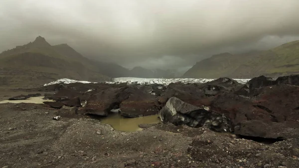 Lejárta Nyelvét Svinafellsjokull Gleccser Hegyek Háttérben Felhős Vatnajokull Nemzeti Park — Stock Fotó