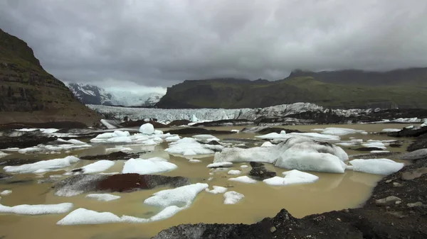 Svinafellsjokull Gletschersee Mit Schwimmenden Eisbergen Mit Gletscher Und Bergen Hintergrund — Stockfoto