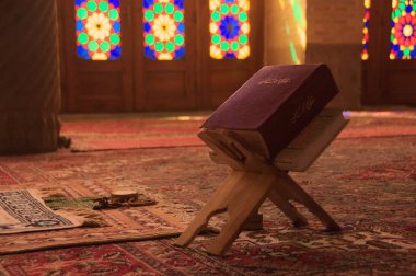 Nasir-ol-molk Camii iç detay Kur'an kitap ön plan ve arka plan penceresinde renkli mozaik. Şiraz, Iran.