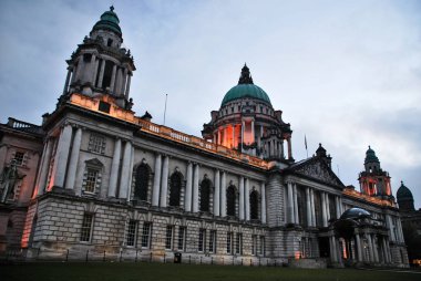 Belfast City hall bulutlu gökyüzü ile bir akşam sırasında. Kuzey İrlanda.