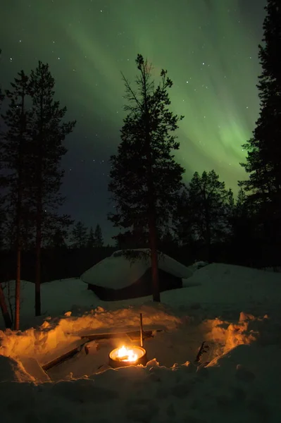 Kominek Drewnianym Domku Drzew Pokryta Śniegiem Aurora Borealis Northern Light — Zdjęcie stockowe