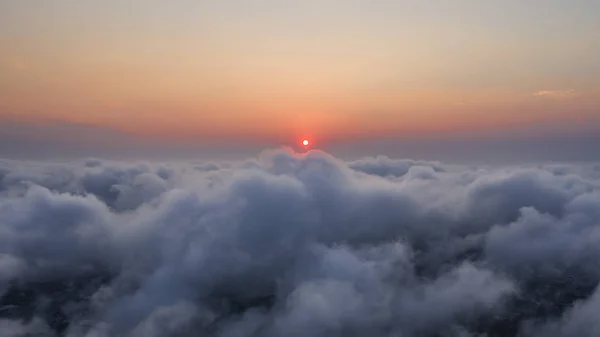 Dron Powietrzny Strzał Zachodzie Słońca Niebie Nad Polami Ryżowymi Rzeką — Zdjęcie stockowe