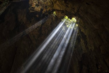 Buda mağara, mermer Dağları, Vietnam kayalık tavandan parlayan güneş 