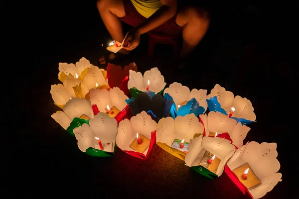 在会安元宵节上 男孩亮着卖手工纸灯的灯笼蜡烛 — 图库照片