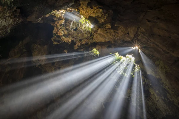 Sol Brillando Través Del Techo Rocoso Cueva Buda Montañas Mármol — Foto de Stock