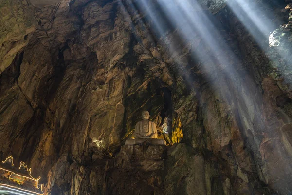 Templo Caverna Vietnamita Com Grande Buda Sentado Estátua Sol Cordas — Fotografia de Stock