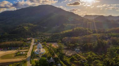 Dramatik gökyüzü, arka planda dağlar ile tarım alanları peyzaj, Nakhon Si Thammarat Province, Tayland 