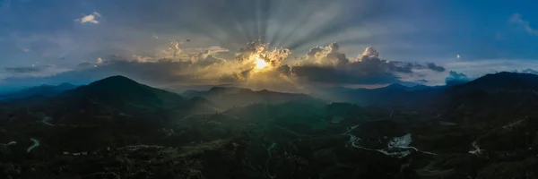 Het Plaatsen Van Zon Die Tropisch Bos Bergen Verlicht — Stockfoto