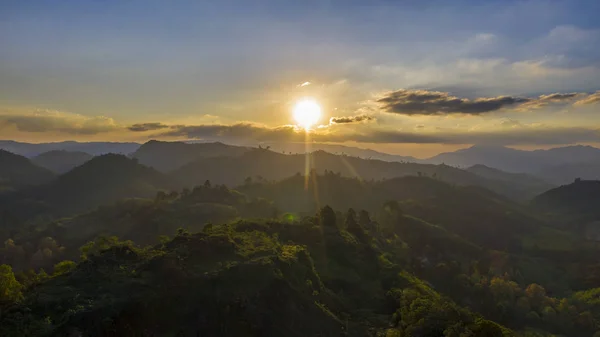 Het Plaatsen Van Zon Die Tropisch Bos Bergen Verlicht — Stockfoto