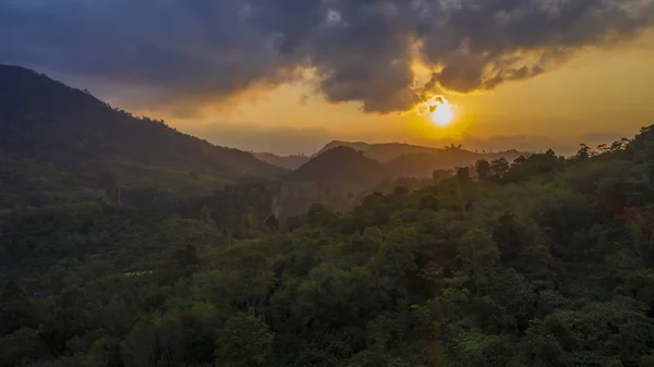Coucher Soleil Éclairant Forêt Tropicale Dans Les Montagnes — Photo