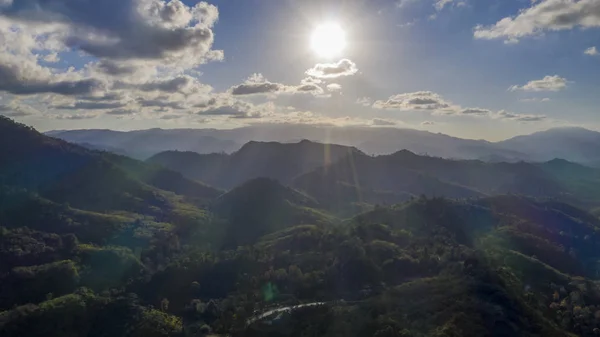 Het Plaatsen Van Zon Die Tropisch Bos Bergen Verlicht — Stockfoto