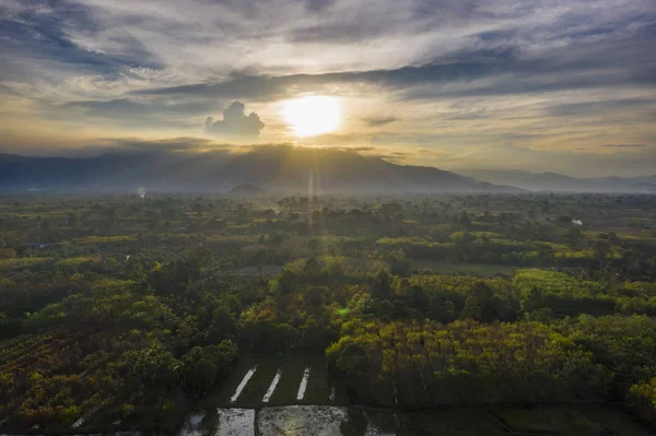 Ciel Dramatique Champs Agricoles Paysage Avec Des Montagnes Sur Fond — Photo