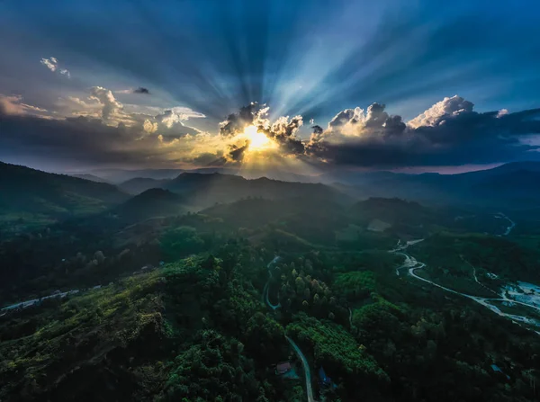 Ustawienie Słońce Oświetlające Lasy Tropikalne Górach — Zdjęcie stockowe