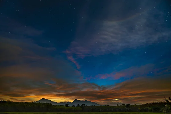 Céu Dramático Agricultura Campos Paisagem Com Montanhas Fundo Nakhon Thammarat — Fotografia de Stock