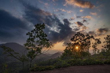 Güney Tayland'da Kayalık dağlar