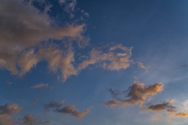 mavi günbatımı gökyüzü ve arka planda bulutlar