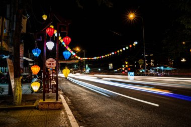 Hoi An, Vietnam - 15 Şubat 2019: Hoi Nightscape bir kasaba sokak yol geleneksel Vietnam ışık fenerler ve bisiklet parkurları ışıklar