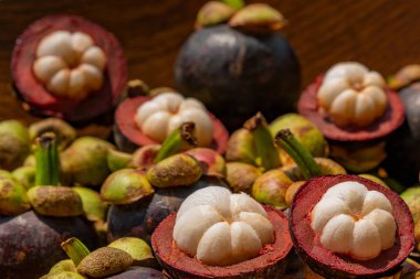 Ahşap plaka mangosteens tam ve yarım dolu soyulmuş 