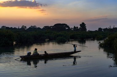 Mekong Nehri, günbatımı, 4000 Adaları, teknede Don Det, Laos eve iki çocuklu Laos kadın -