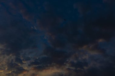 Arka planda karanlık gün batımı gökyüzü