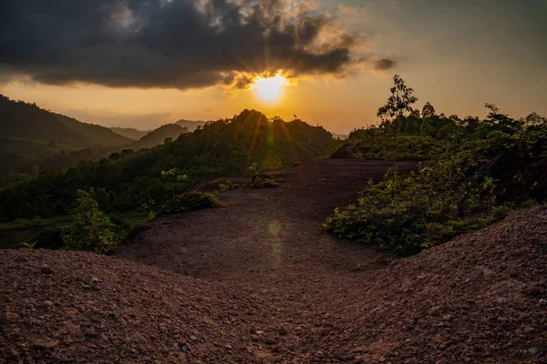 Het Plaatsen Van Zon Die Tropisch Bos Bergen Verlicht — Stockfoto