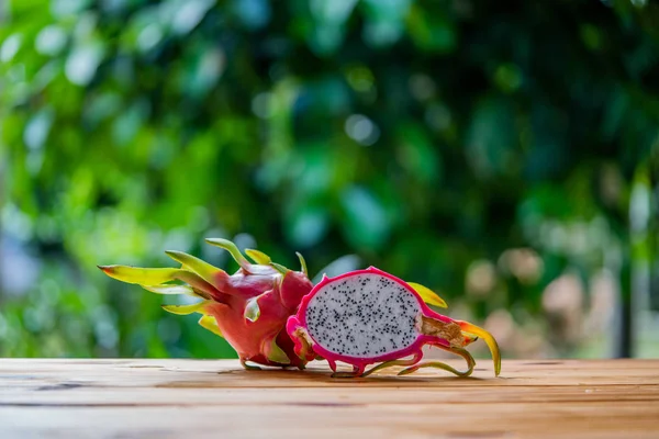 Δράκος Φρούτα Pitaya Ξύλινο Τραπέζι — Φωτογραφία Αρχείου