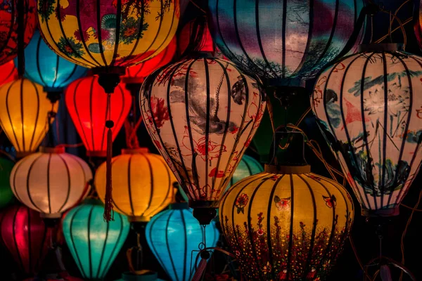传统五颜六色的亚洲灯笼在夜间 — 图库照片