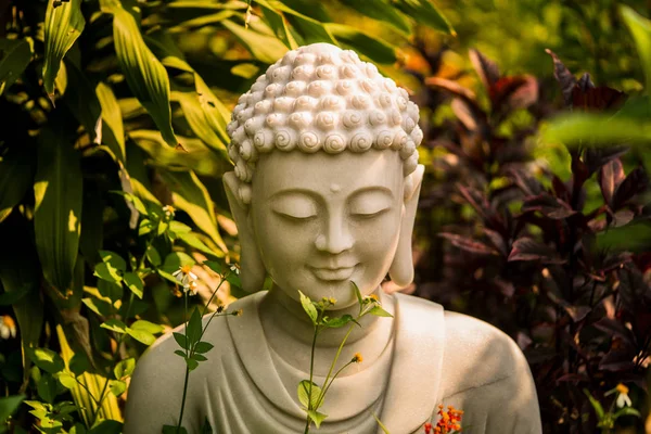 Statua Buddha Marmo Bianco Nel Giardino Buddhista Tra Verde Tropicale — Foto Stock