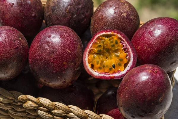 Fruta Maracujá Meio Cortada Cesta Entre Macro Shot Maracujá Inteiro — Fotografia de Stock