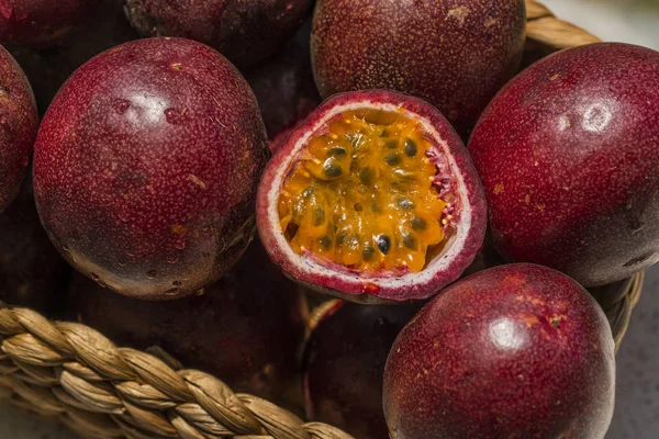 Μισό Κομμένο Φρούτο Του Πάθους Στο Καλάθι Ανάμεσα Ολόκληρα Φρούτα — Φωτογραφία Αρχείου