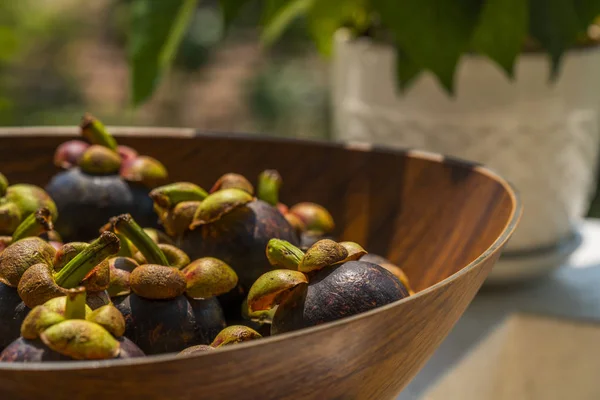Mangostões Inteiros Tigela Madeira Contra Fundo Bokeh Verde — Fotografia de Stock
