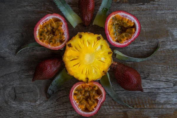 Tranche Ananas Moitiés Fruits Passion Serpent Sur Table Bois — Photo