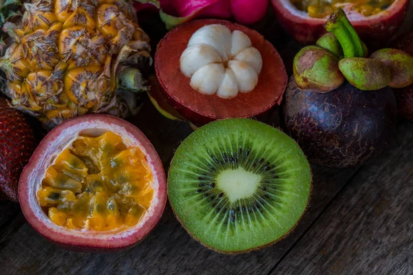Ananas Entiers Mangoustan Fruits Passion Coupés Moitié Kiwi Sur Fond — Photo