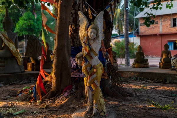 캄보디아 부처님 한가운데에 — 스톡 사진