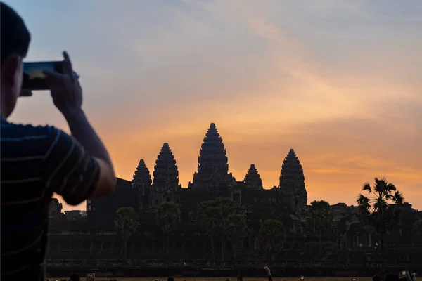 Turista Tirar Fotos Angkor Wat Nascer Sol — Fotografia de Stock