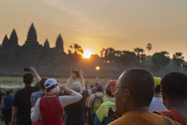 Siem Reap Cambodia Dezembro 2018 Monges Budistas Turistas Reúnem Nascer — Fotografia de Stock