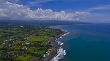Bali, Endonezya siyah volkanik kumlu plaj Arial görünümü