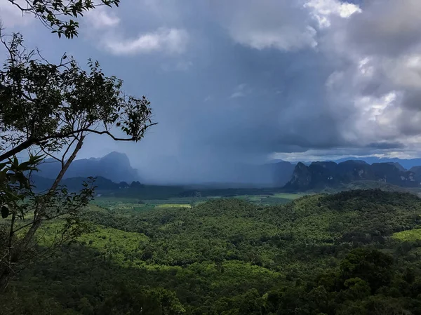Övre Sidoutsikt Över Storm Thailändsk Tropisk Skog Med Kalkstenar Storm — Stockfoto