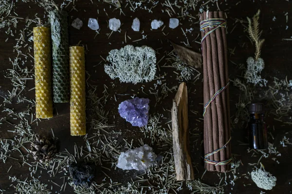 Ev yapımı mumlar, mineraller, liken, ahşap ve tütsü çubukları ile Esoterik gizli cadı arka plan 