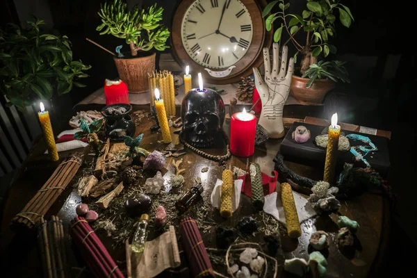 Fondo Oculto Mágico Con Velas Reloj Varillas Incienso Minerales Estatua — Foto de Stock